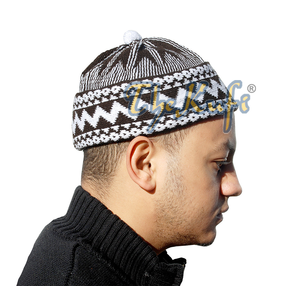 Topi Beanie Kufi Zigzag Campuran Katun Coklat Tua Hangat dengan Bola di Atasnya