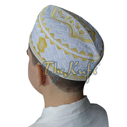 Topi Kufi Sandal Bertekstur Putih dan Emas Sulam