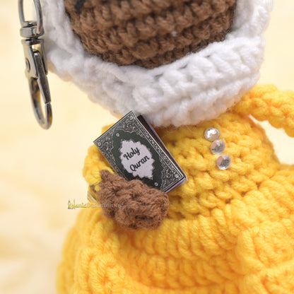 Gantungan Kunci Boneka Quran Cuties Buatan Tangan – Gantungan Kunci Amigurumi Islam Rajutan Katun Kuning, Charm Tas Boneka Berjilbab Lucu, Hadiah