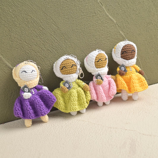 Set-4 Gantungan Kunci Boneka Quran Cuties Buatan Tangan – Gantungan Kunci Amigurumi Islami Rajutan Katun, Hadiah Gantungan Tas Boneka Berhijab Lucu